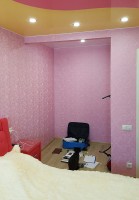 Много красных тонов в комнате