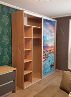 Сдвинута одна дверь купе