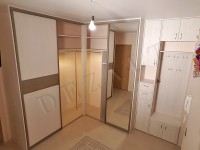 Сдвинуты центральные двери, внутри подсветка