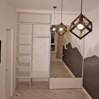 Сдвинута одна дверь