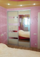 Над фасадом работал дизайнер. Он разбавил розовый цвет комнаты.