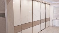 Фотография шкафа-купе с тонким профилем и Лакобелью
